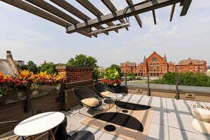 Outdoor dining - Walkable Lux on Washington Park| Rooftop & Parking (Cincinnati)