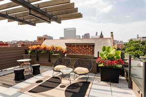 Terrace/patio - Walkable Lux on Washington Park| Rooftop & Parking (Cincinnati)
