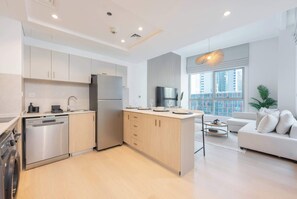 Kühlschrank, Mikrowelle, Herdplatte, Toaster