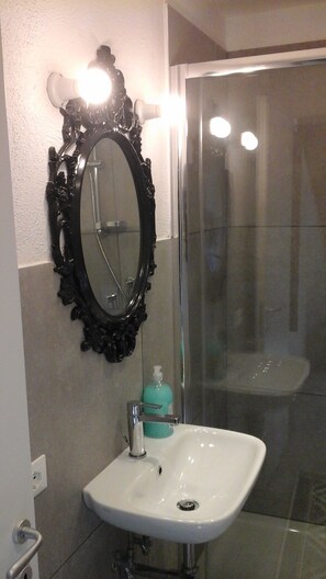 Een douche, een haardroger, een bidet, handdoeken