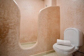 Hårføner, håndklær, såpe og toalettpapir