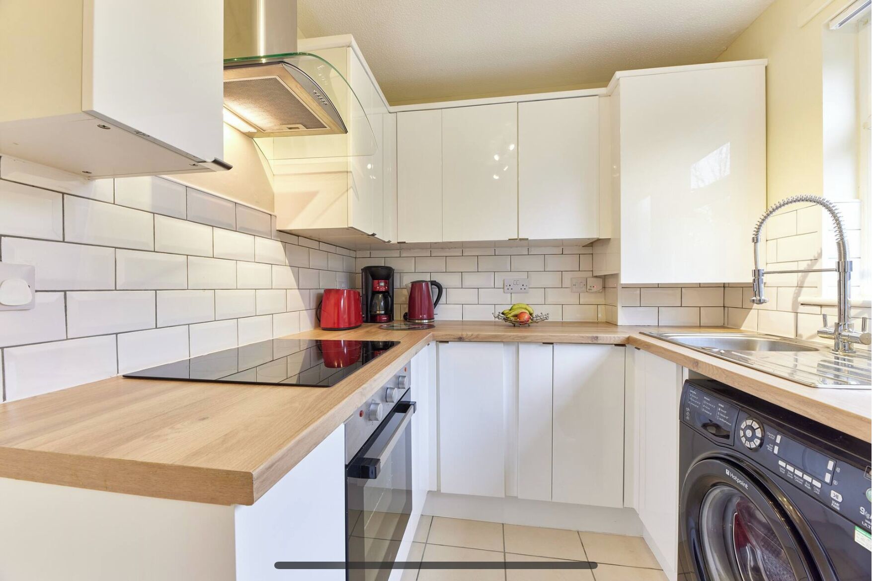 Frigorífico, microondas, horno y placa de cocina