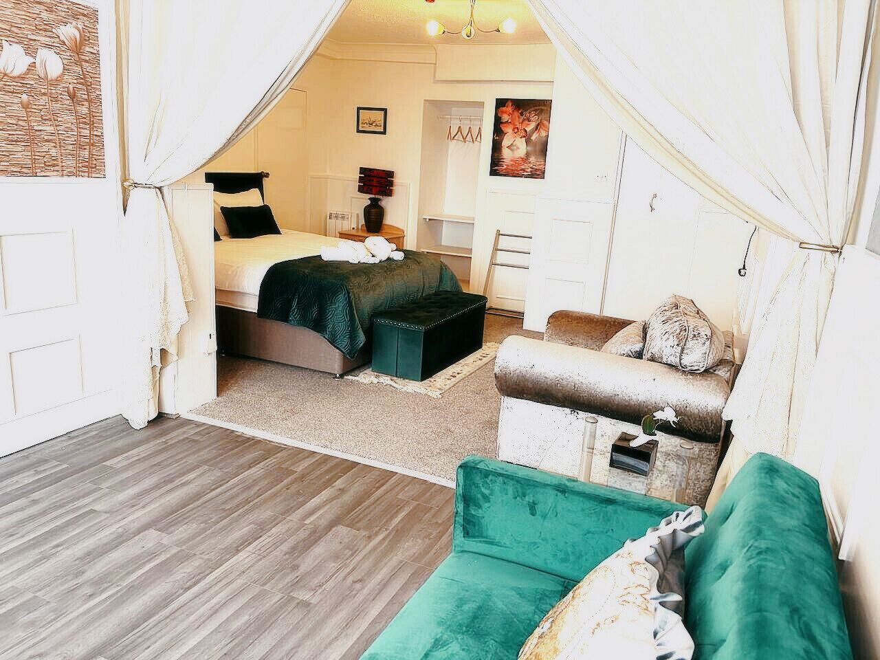 Phòng đôi Deluxe | Bộ đồ giường cao cấp, nệm Select Comfort, trang trí khác biệt 