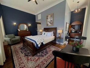 1 bedroom, iron/ironing board, WiFi, bed sheets - The Lodge at  Old City Hall, Kinder Room, Queen Bed (Jefferson City)