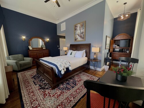 The Lodge at  Old City Hall, Kinder Room, Queen Bed