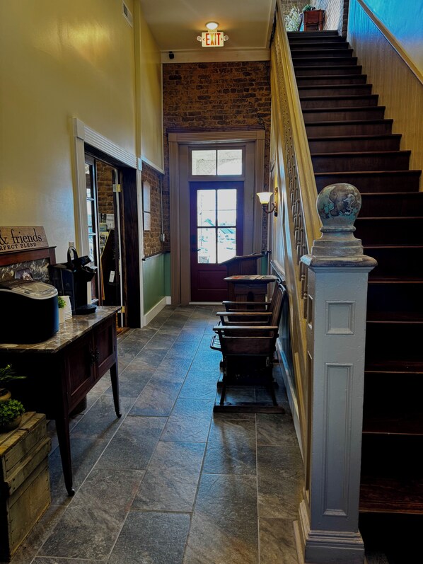 Interior - The Lodge at  Old City Hall, Kinder Room, Queen Bed (Jefferson City)