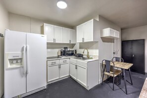 Kjøleskap, mikrobølgeovn, kokeplater og kaffetrakter/tekoker