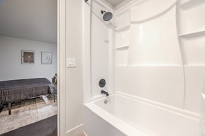 Dusj, hårføner, håndklær og såpe