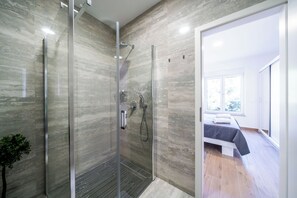 Douche, séchoir à cheveux, serviettes fournies, savon