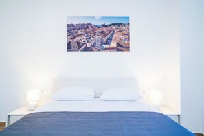 3 habitaciones, escritorio, tabla de planchar con plancha y wifi gratis 