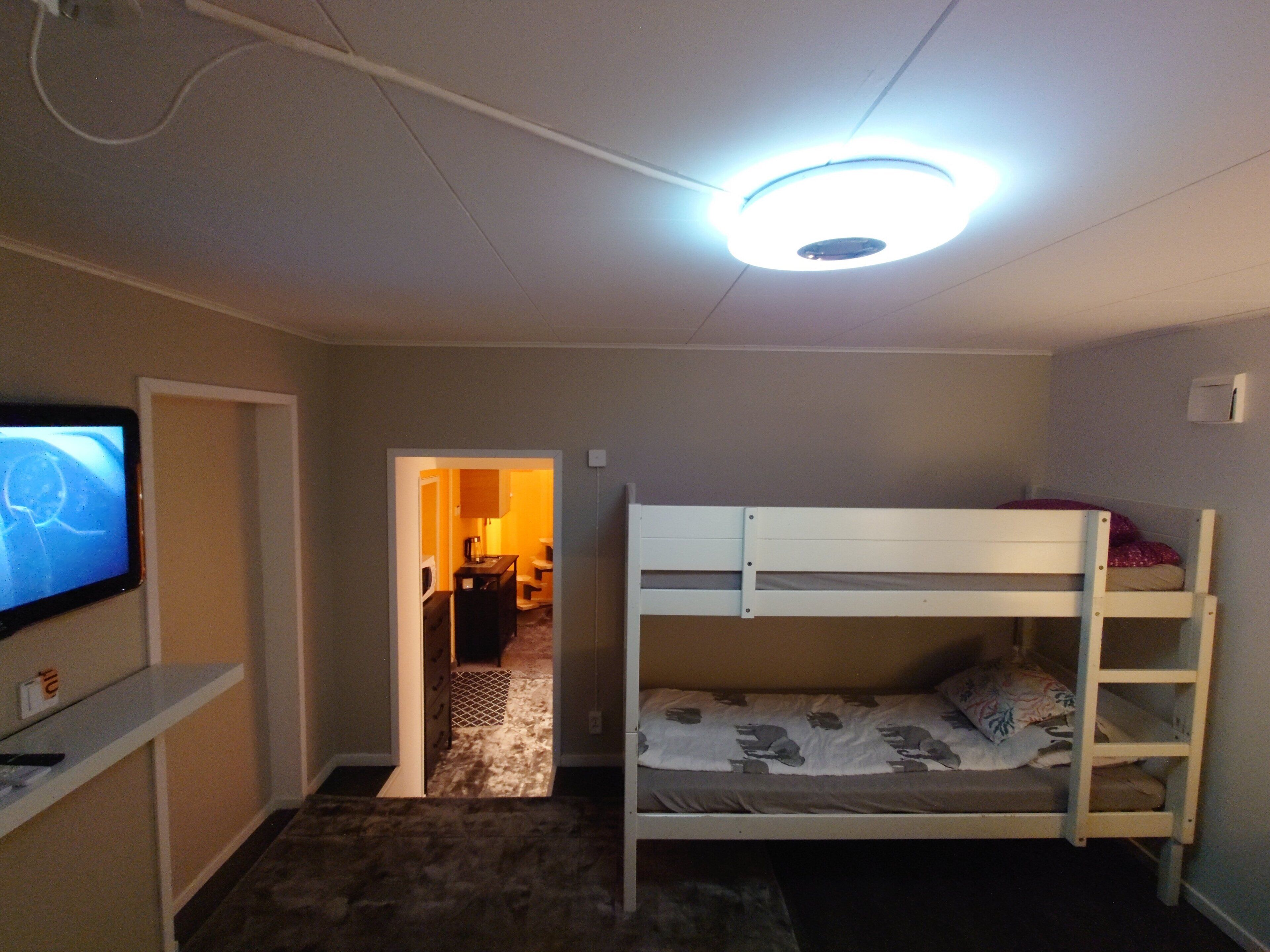 2 habitaciones, tabla de planchar con plancha y wifi gratis 