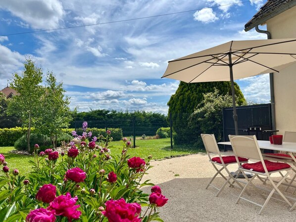 Outdoor dining - Completely renovated 4-person gîte in the countryside, north of the Lot. (Cavagnac)