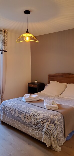 2 عدّة غرف نوم ومكتب وسرير سفر وواي فاي مجانًا