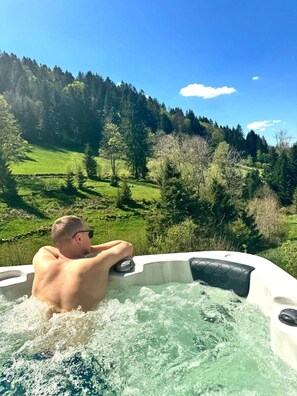 Outdoor spa tub