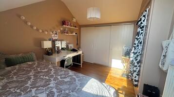 5 bedrooms, desk, iron/ironing board, WiFi