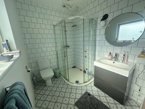 Dusj, hårføner, håndklær og såpe