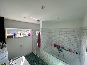 Dusj, hårføner, håndklær og såpe