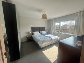 5 bedrooms, desk, iron/ironing board, WiFi