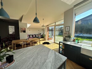 Interior - Bright Spacious 5-bedroom house in Dundrum with sunken Trampoline and Treehouse. (Dublin 8)