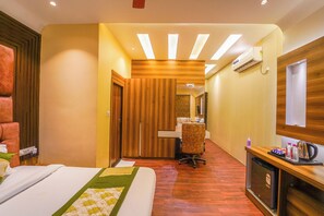 Suite Room | Desk