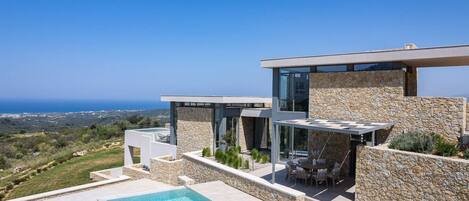 Una piscina techada, una piscina climatizada