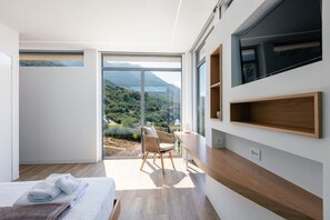 4 bedrooms, desk, iron/ironing board, travel cot