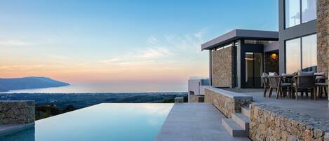 Innendørsbasseng og et oppvarmet basseng