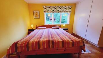 3 bedrooms, iron/ironing board, WiFi, bed sheets