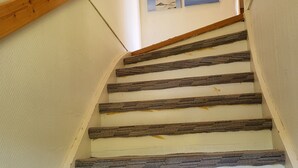 Una escalera con escalones y barandilla de madera.