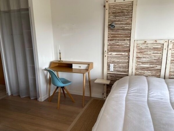A bedroom with a bed, a desk, and a chair. - NEW. Magnificent resort 100 m from the beach with ocean views (Pénestin)