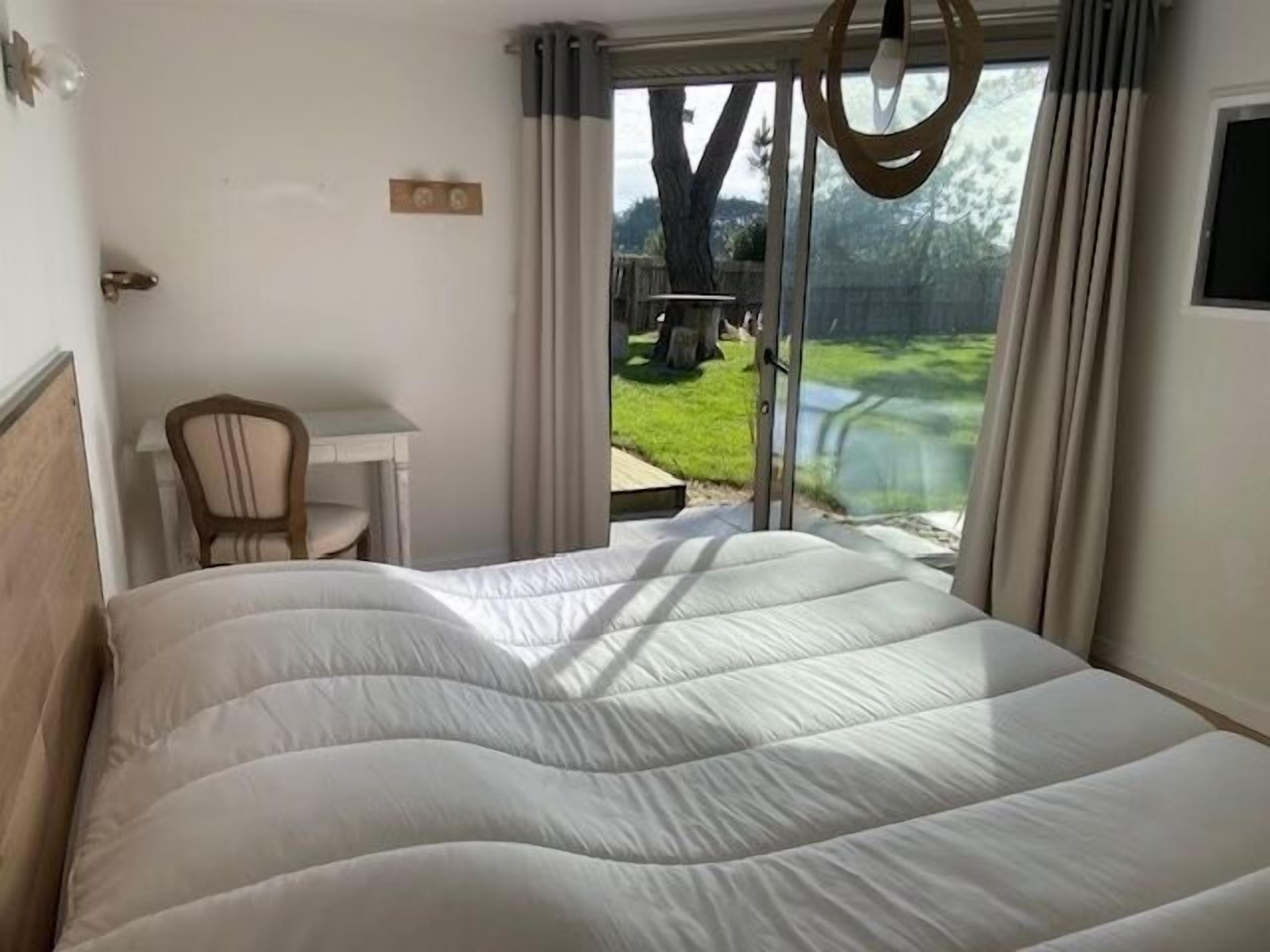 3 chambres, bureau, fer et planche à repasser, lit parapluie