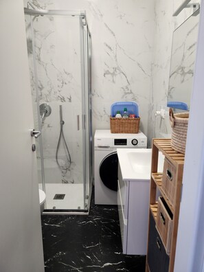 Douche, sĂšche-cheveux, bidet, serviettes fournies