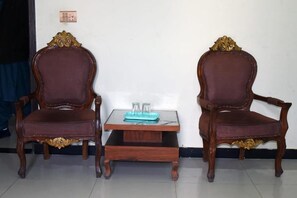 Deluxe-dobbeltværelse | Opholdsområde | Tv