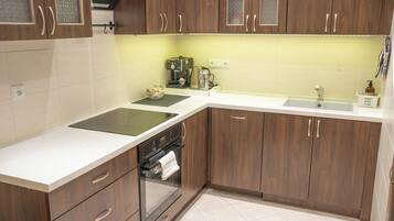 Fridge, oven, stovetop, dishwasher