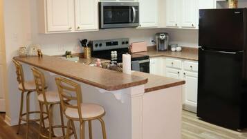 Geladeira, micro-ondas, fogão, cooktop