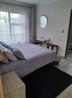 2 bedrooms, iron/ironing board, WiFi, bed sheets - Transit Haven: 2-Bed Retreat (Kempton Park)