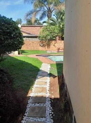 Property grounds - Transit Haven: 2-Bed Retreat (Kempton Park)