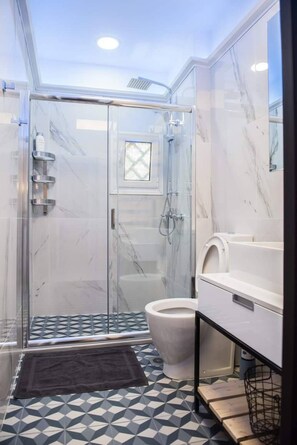 Apartment, 1 Bedroom, Balcony, City View | Bathroom | Toilet paper - Petit 2 Thessaloniki (Thessaloniki)