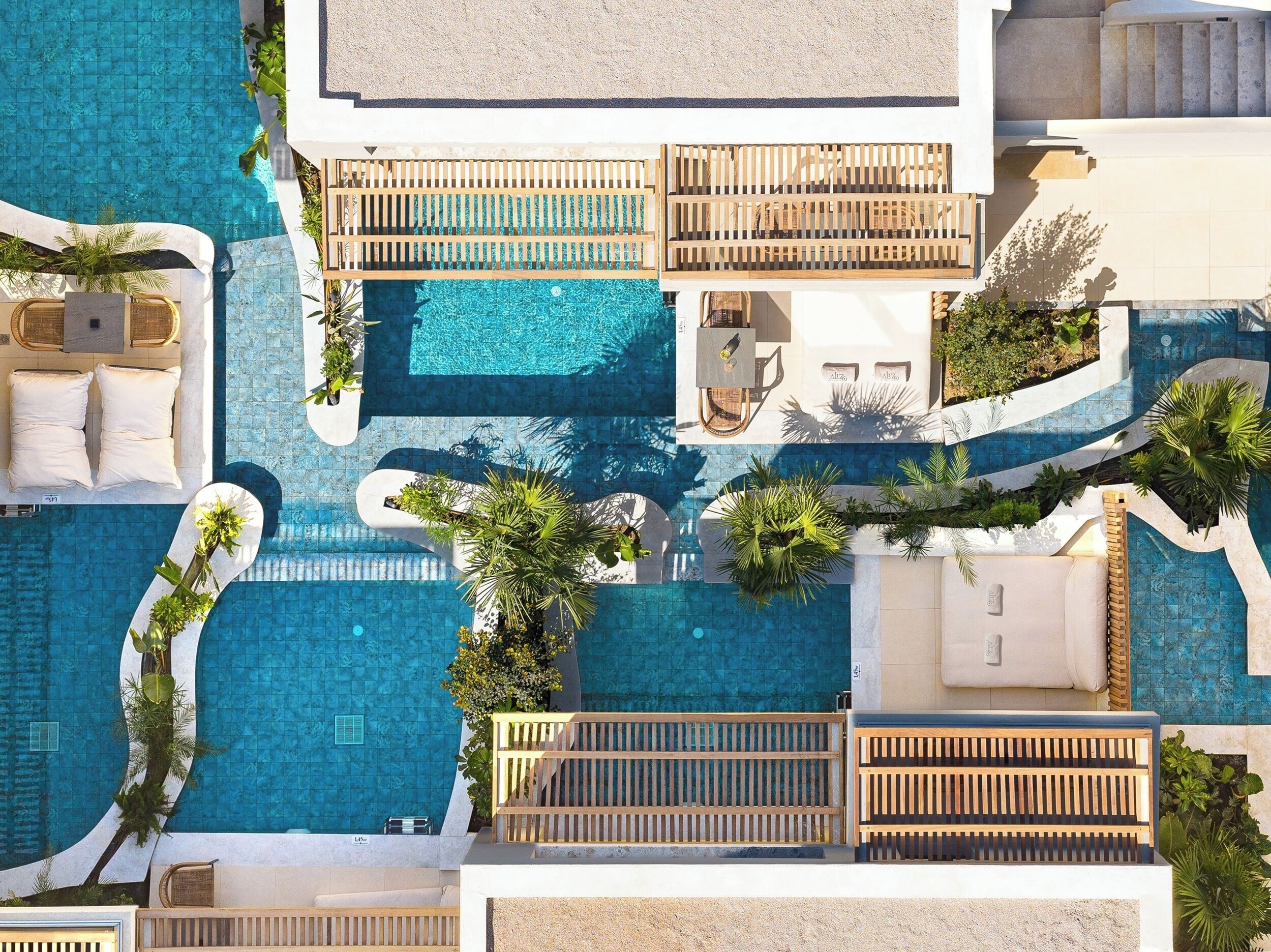 Luxury Suite with Heated Swim Up Pool | Minibar, caja fuerte, escritorio y espacio para trabajar con un portátil