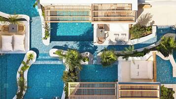 Luxury Suite with Heated Swim Up Pool | Minibar, caja fuerte, escritorio y espacio para trabajar con un portátil