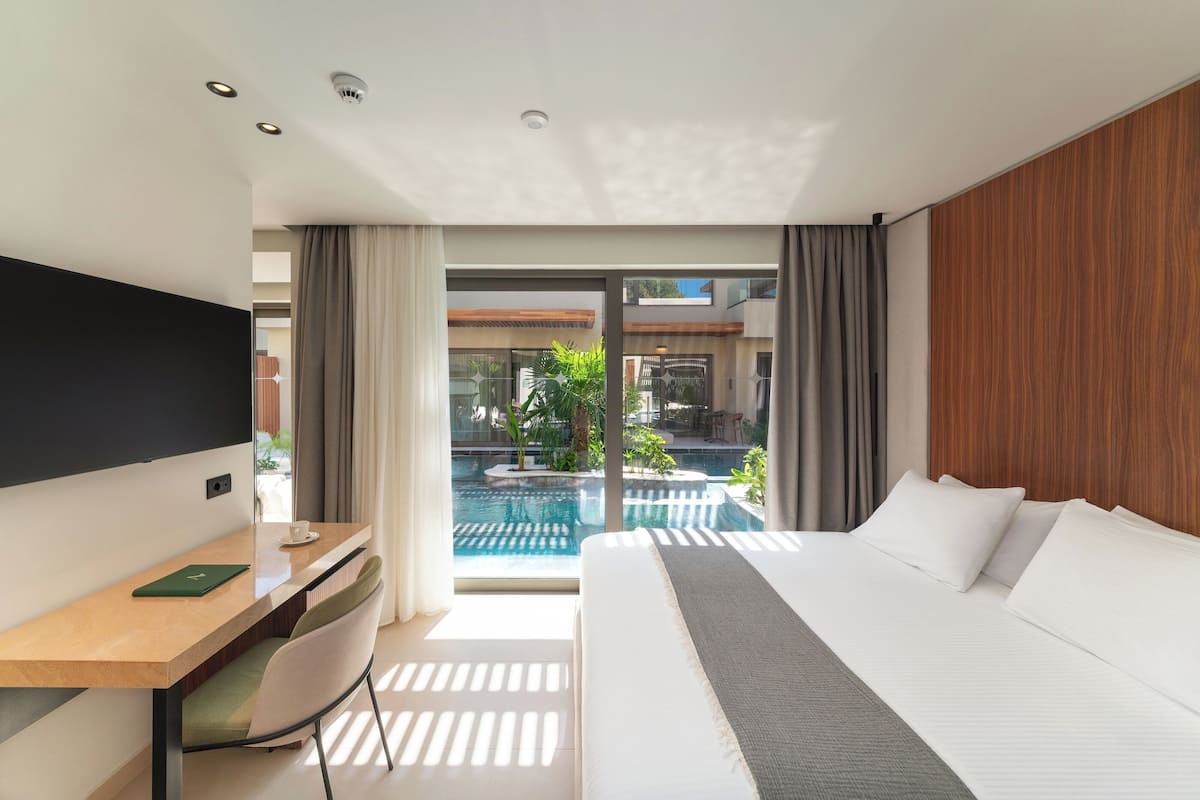 Luxury Suite with Heated Swim Up Pool | Minibar, két bảo mật tại phòng, bàn