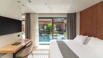 Luxury Suite with Heated Swim Up Pool | Minibar, cassaforte in camera, una scrivania, postazione laptop