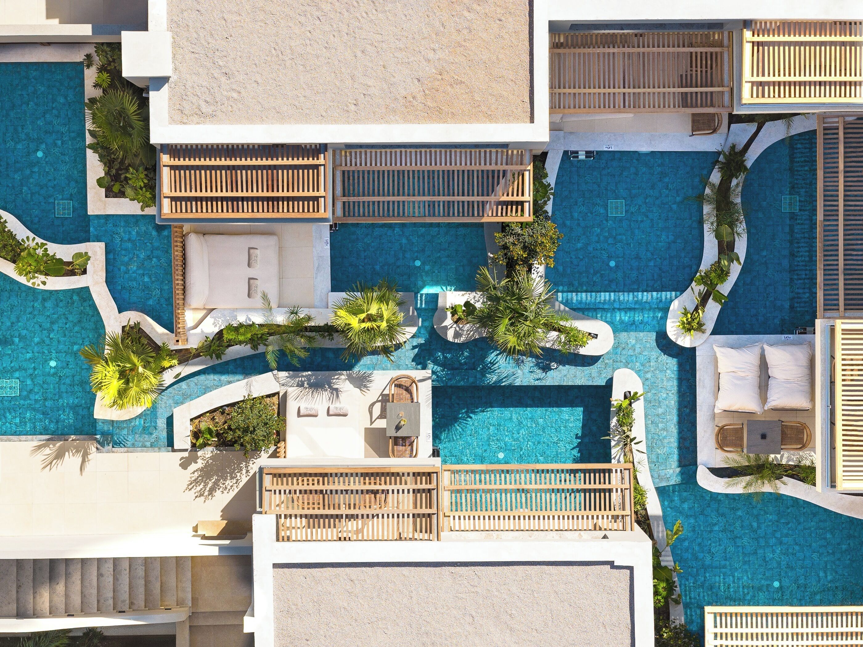 Luxury Suite with Heated Swim Up Pool | Een minibar, een kluis op de kamer, een bureau, een laptopwerkplek