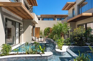 시즌별로 운영되는 야외 수영장, 10:00 ~ 19:00 오픈, 수영장 파라솔, 일광욕 의자