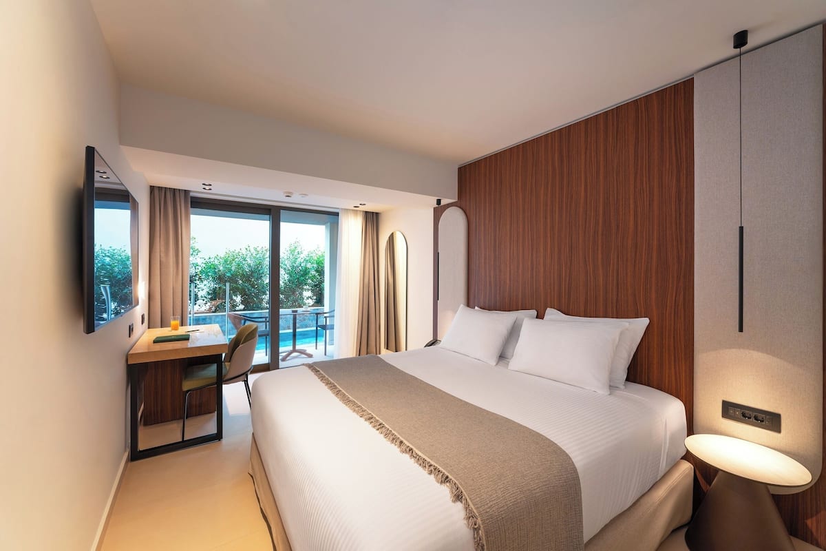 Deluxe Double Room with Heated Swim Up Pool | Minibar, in-room safe, desk, laptop workspace