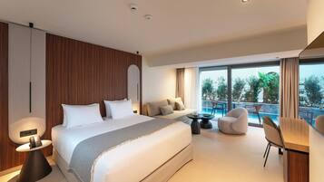 Deluxe Triple Room with Heated Swim Up Pool | Minibaari, tallelokero huoneessa, työpöytä