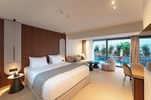 Deluxe Triple Room with Heated Swim Up Pool | Minibaari, tallelokero huoneessa, työpöytä