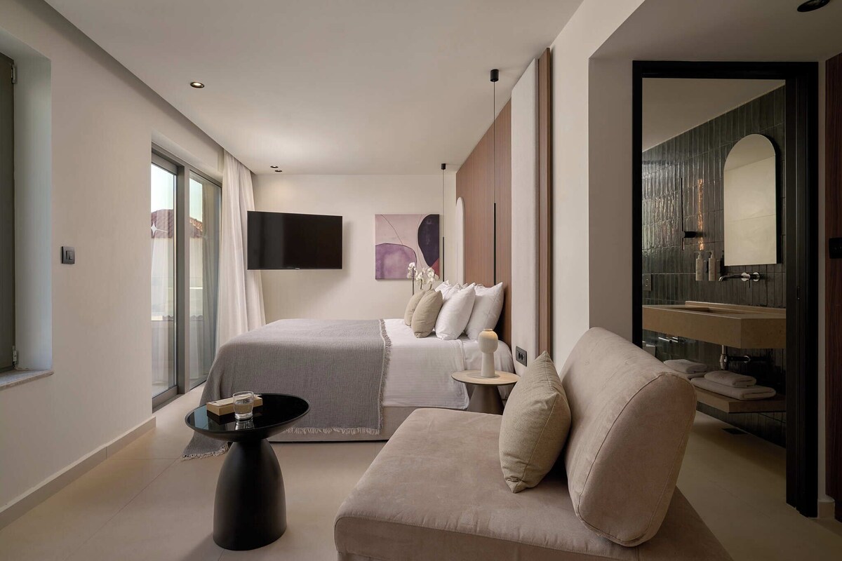 Pool View Luxury Suite | Minibar, caja fuerte, escritorio y espacio para trabajar con un portátil