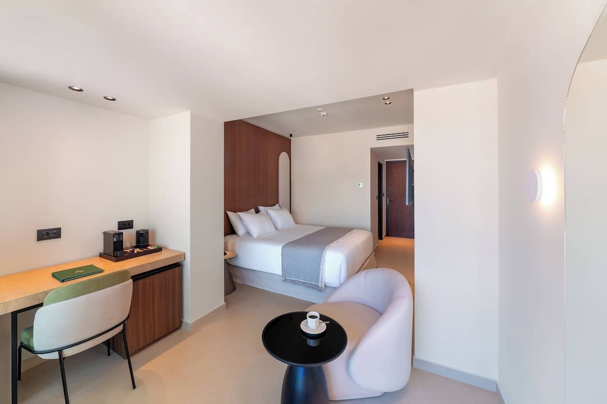Deluxe Double Room Sea View | Een minibar, een kluis op de kamer, een bureau, een laptopwerkplek