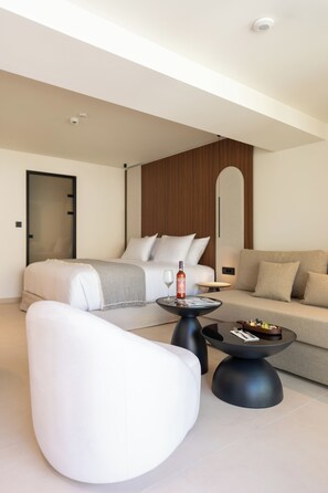 Deluxe Triple Room | Minibar, in-room safe, desk, laptop workspace